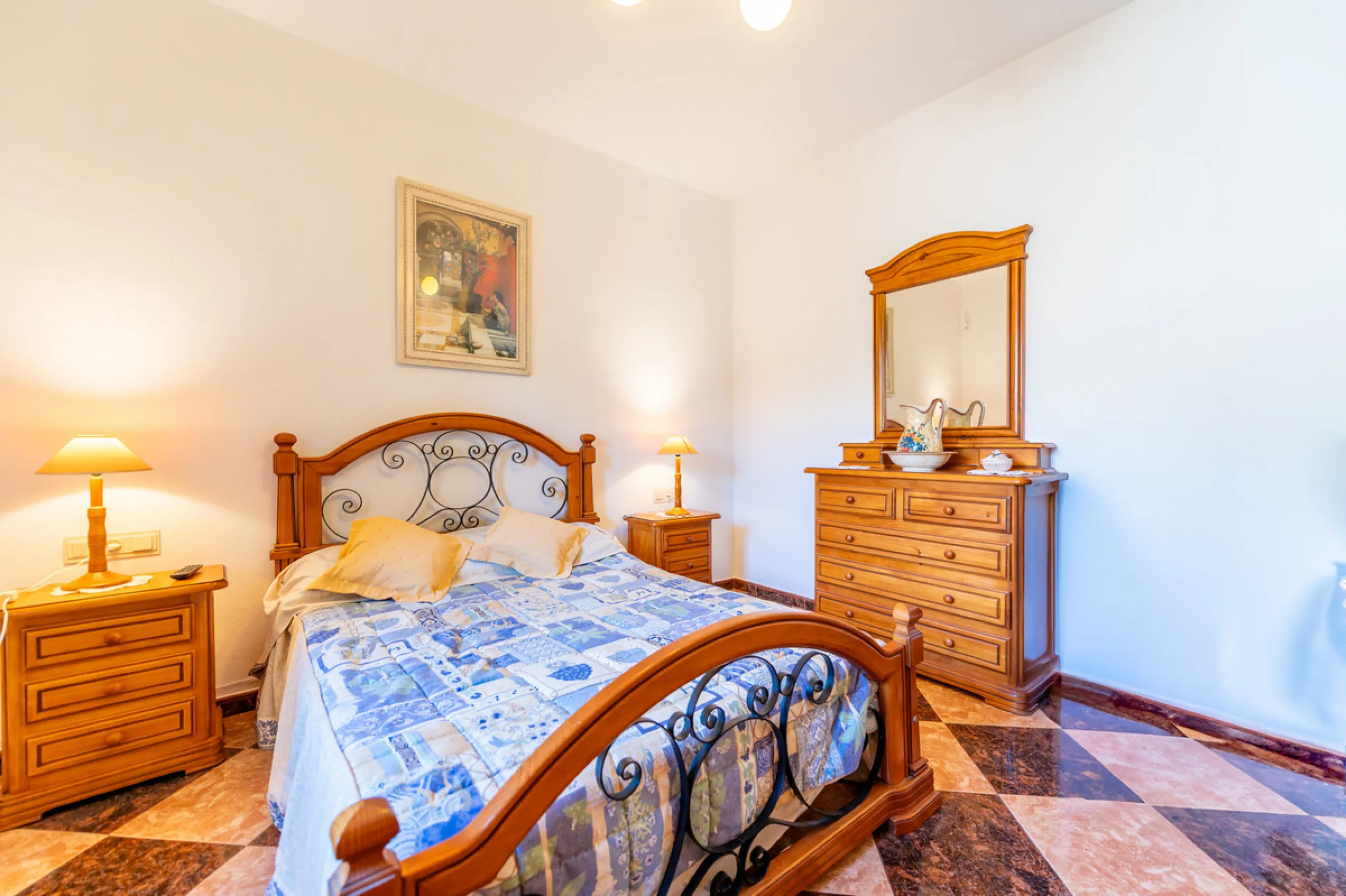 Located in the quiet urbanization of Ricmar - El Rosario, this magnificent independent villa is located in one of the most privileged areas of Marbella East, in Las Chapas. With a design that combines comfort and elegance, this property is ideal for those
