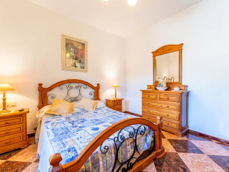 Located in the quiet urbanization of Ricmar - El Rosario, this magnificent independent villa is located in one of the most privileged areas of Marbella East, in Las Chapas. With a design that combines comfort and elegance, this property is ideal for those