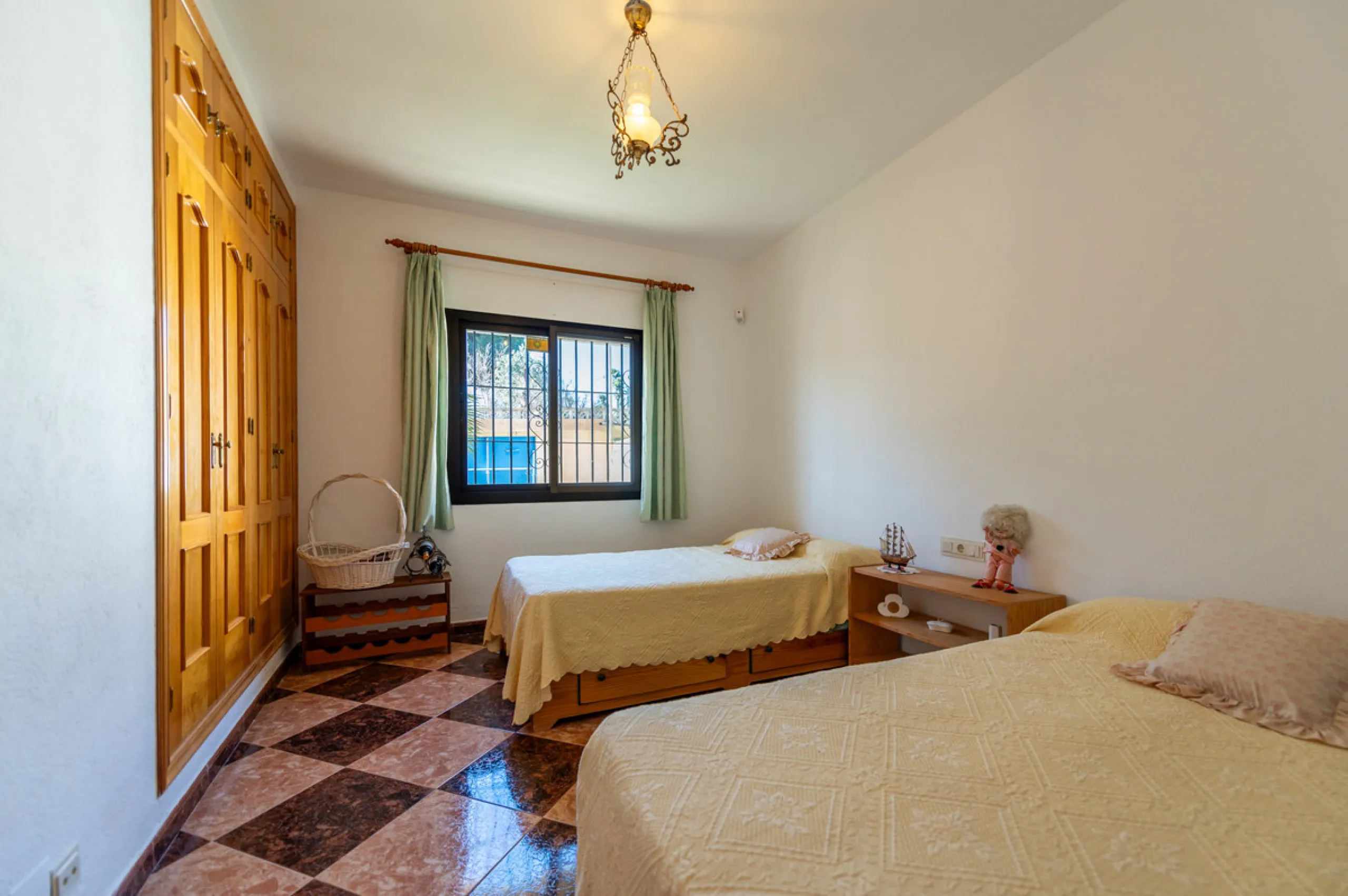 Located in the quiet urbanization of Ricmar - El Rosario, this magnificent independent villa is located in one of the most privileged areas of Marbella East, in Las Chapas. With a design that combines comfort and elegance, this property is ideal for those
