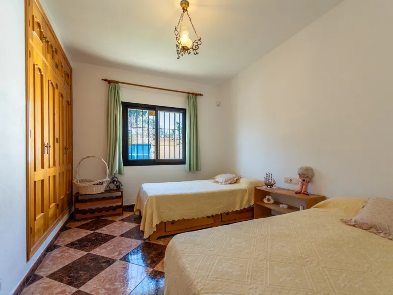 Located in the quiet urbanization of Ricmar - El Rosario, this magnificent independent villa is located in one of the most privileged areas of Marbella East, in Las Chapas. With a design that combines comfort and elegance, this property is ideal for those