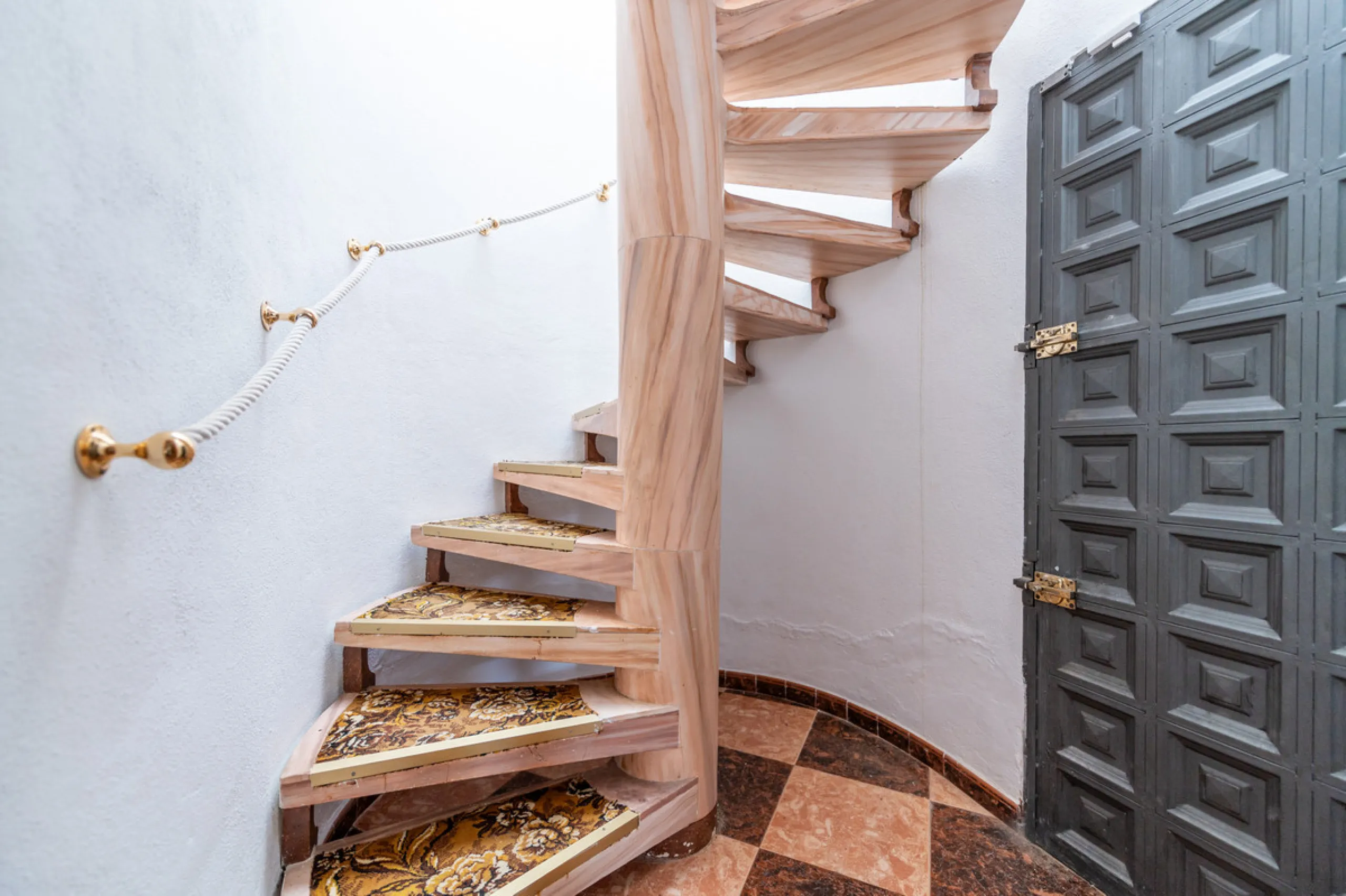 Located in the quiet urbanization of Ricmar - El Rosario, this magnificent independent villa is located in one of the most privileged areas of Marbella East, in Las Chapas. With a design that combines comfort and elegance, this property is ideal for those