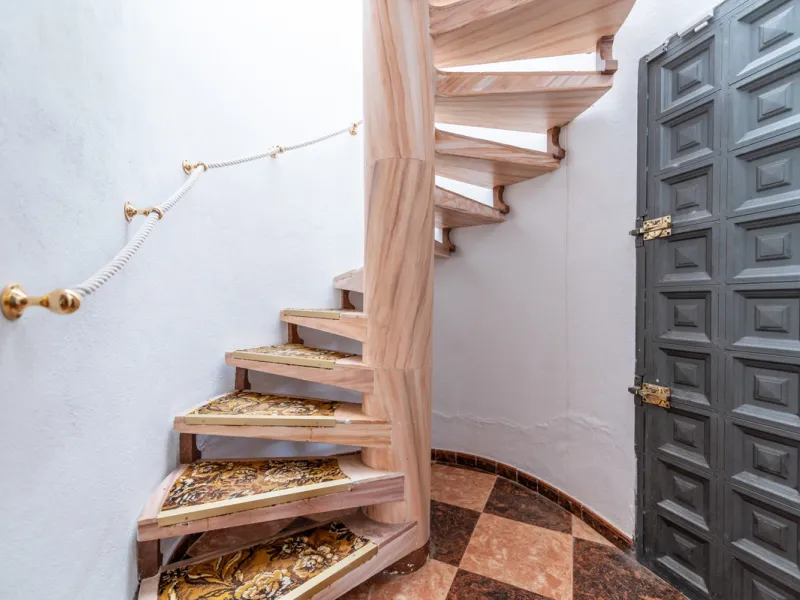 Located in the quiet urbanization of Ricmar - El Rosario, this magnificent independent villa is located in one of the most privileged areas of Marbella East, in Las Chapas. With a design that combines comfort and elegance, this property is ideal for those