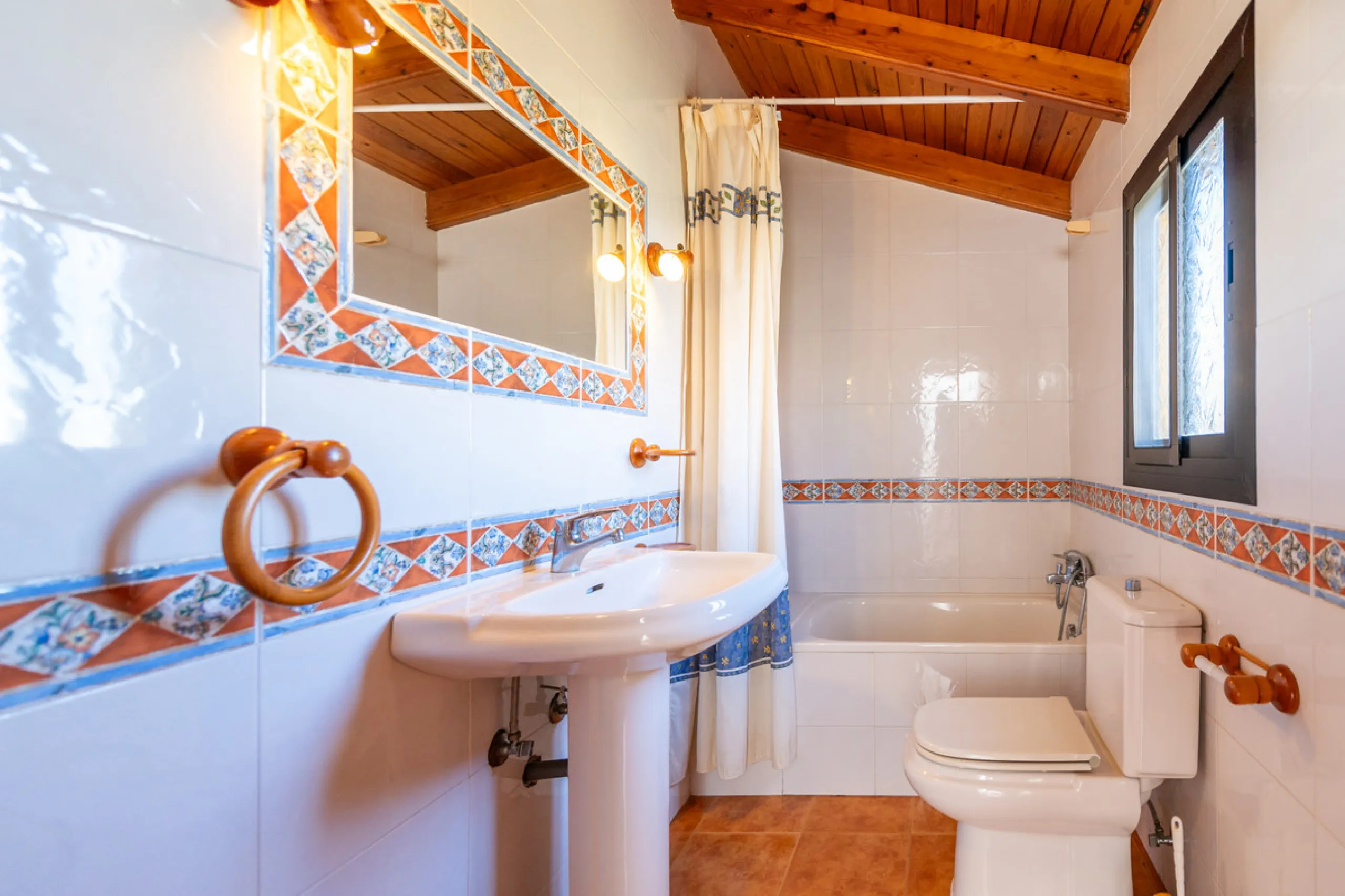 Located in the quiet urbanization of Ricmar - El Rosario, this magnificent independent villa is located in one of the most privileged areas of Marbella East, in Las Chapas. With a design that combines comfort and elegance, this property is ideal for those