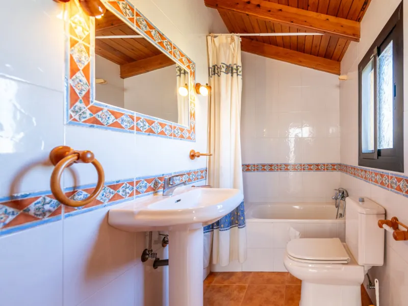 Located in the quiet urbanization of Ricmar - El Rosario, this magnificent independent villa is located in one of the most privileged areas of Marbella East, in Las Chapas. With a design that combines comfort and elegance, this property is ideal for those