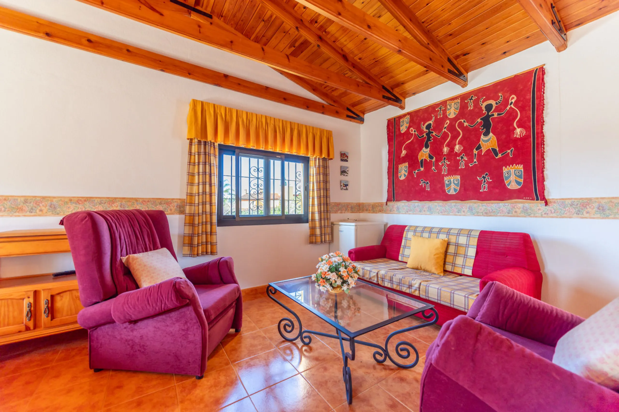 Located in the quiet urbanization of Ricmar - El Rosario, this magnificent independent villa is located in one of the most privileged areas of Marbella East, in Las Chapas. With a design that combines comfort and elegance, this property is ideal for those