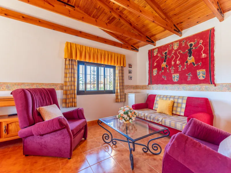 Located in the quiet urbanization of Ricmar - El Rosario, this magnificent independent villa is located in one of the most privileged areas of Marbella East, in Las Chapas. With a design that combines comfort and elegance, this property is ideal for those