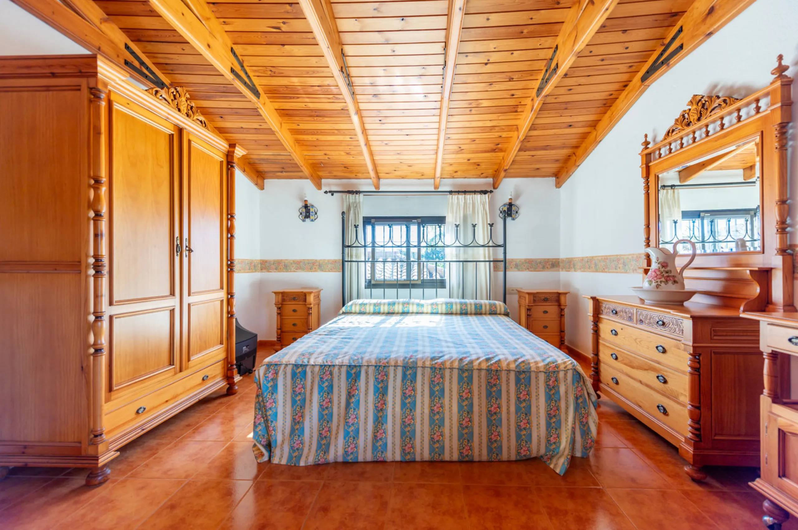 Located in the quiet urbanization of Ricmar - El Rosario, this magnificent independent villa is located in one of the most privileged areas of Marbella East, in Las Chapas. With a design that combines comfort and elegance, this property is ideal for those