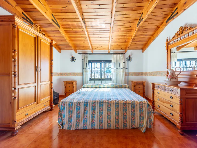 Located in the quiet urbanization of Ricmar - El Rosario, this magnificent independent villa is located in one of the most privileged areas of Marbella East, in Las Chapas. With a design that combines comfort and elegance, this property is ideal for those