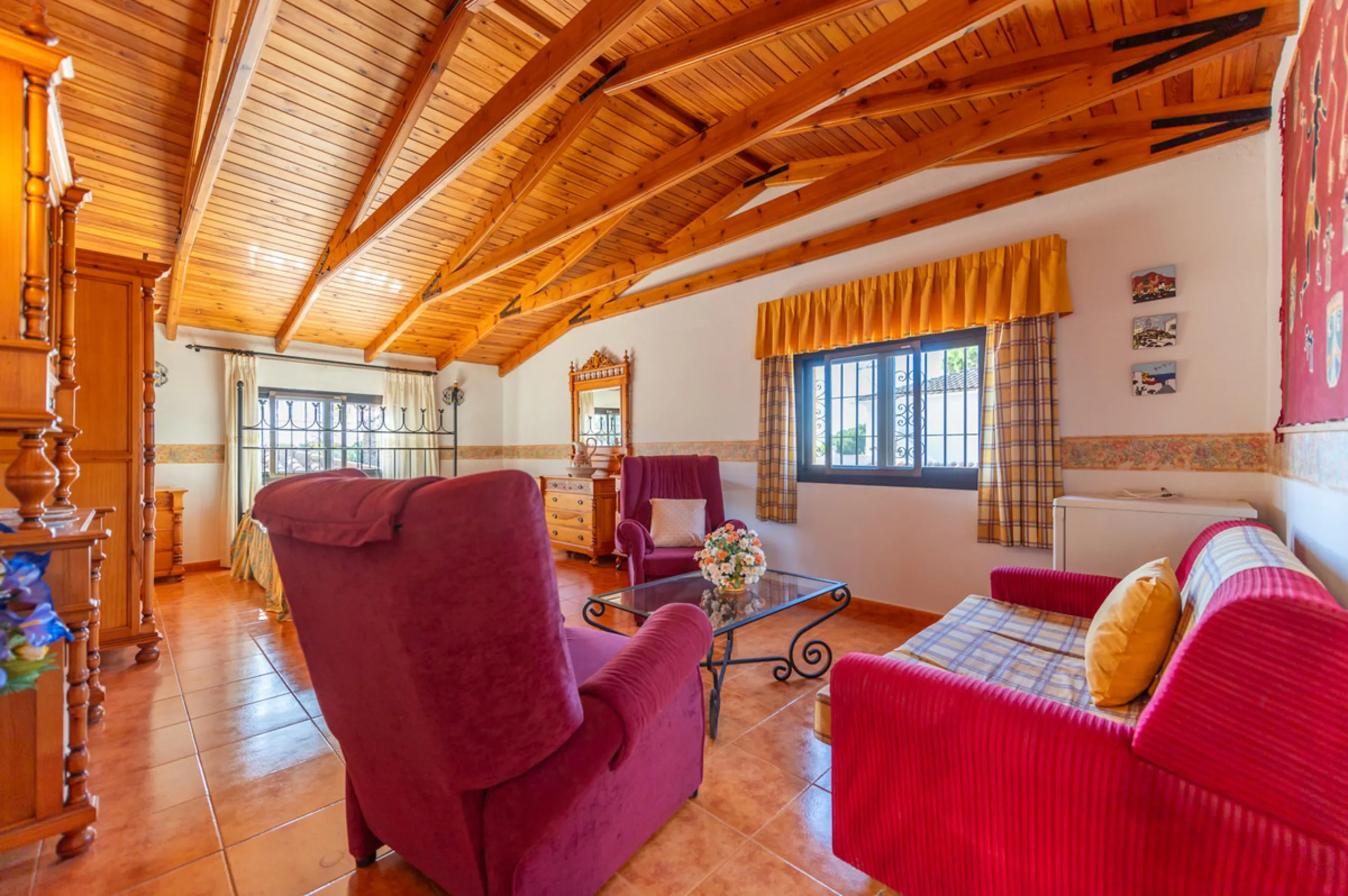 Located in the quiet urbanization of Ricmar - El Rosario, this magnificent independent villa is located in one of the most privileged areas of Marbella East, in Las Chapas. With a design that combines comfort and elegance, this property is ideal for those