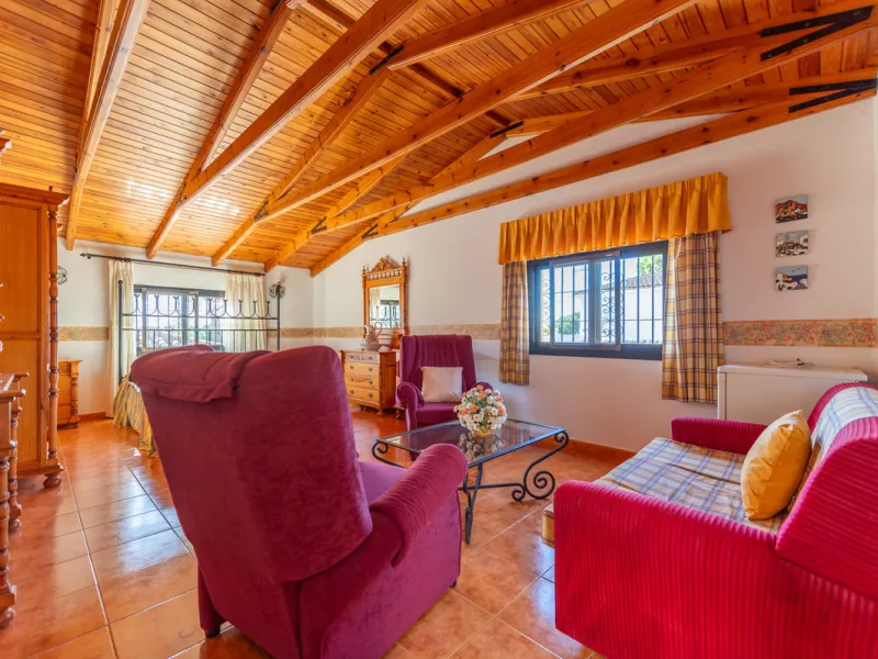 Located in the quiet urbanization of Ricmar - El Rosario, this magnificent independent villa is located in one of the most privileged areas of Marbella East, in Las Chapas. With a design that combines comfort and elegance, this property is ideal for those