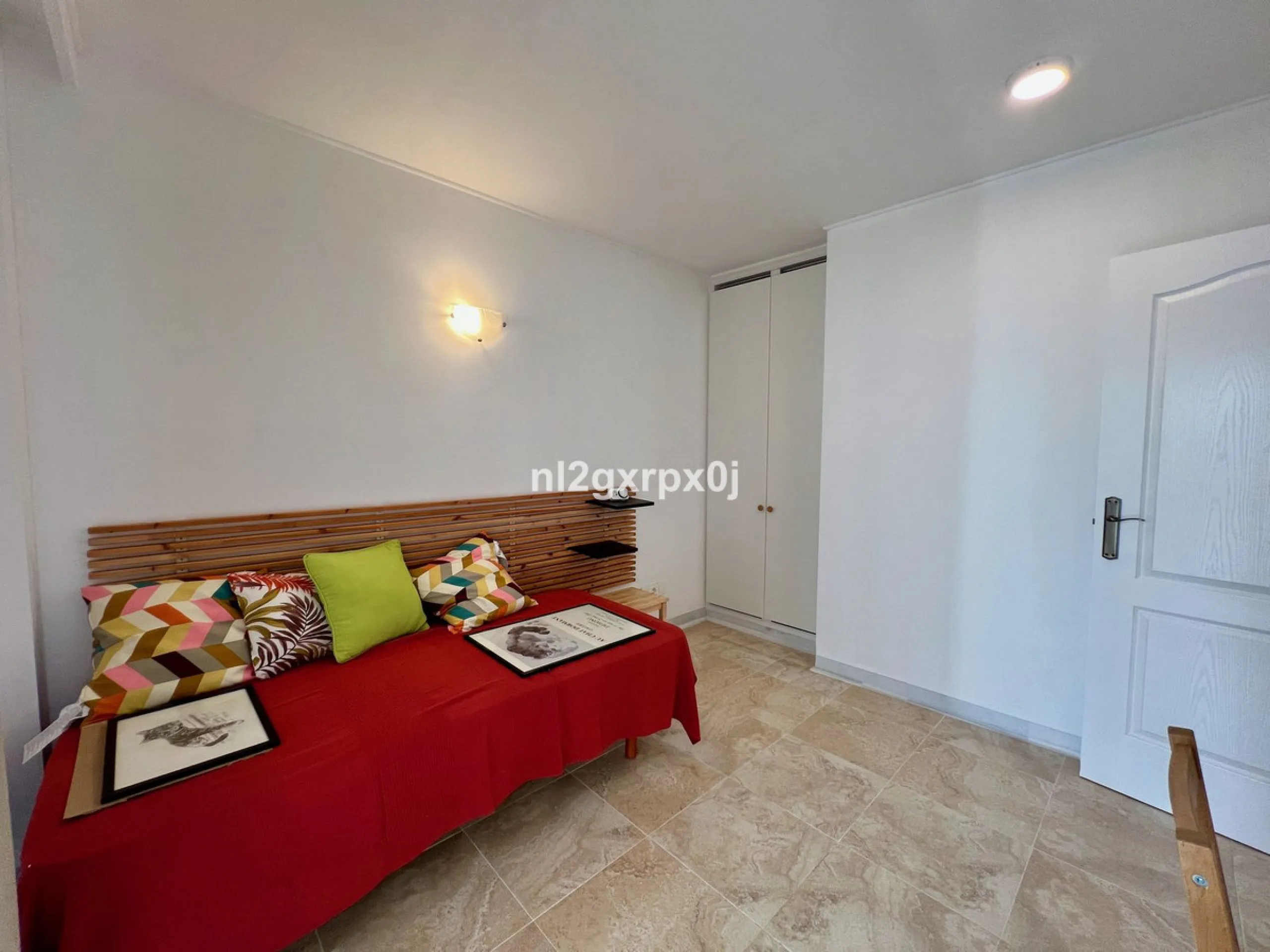 Building composed of ground floor, first, second and third floors above and roof, distributed as follows: