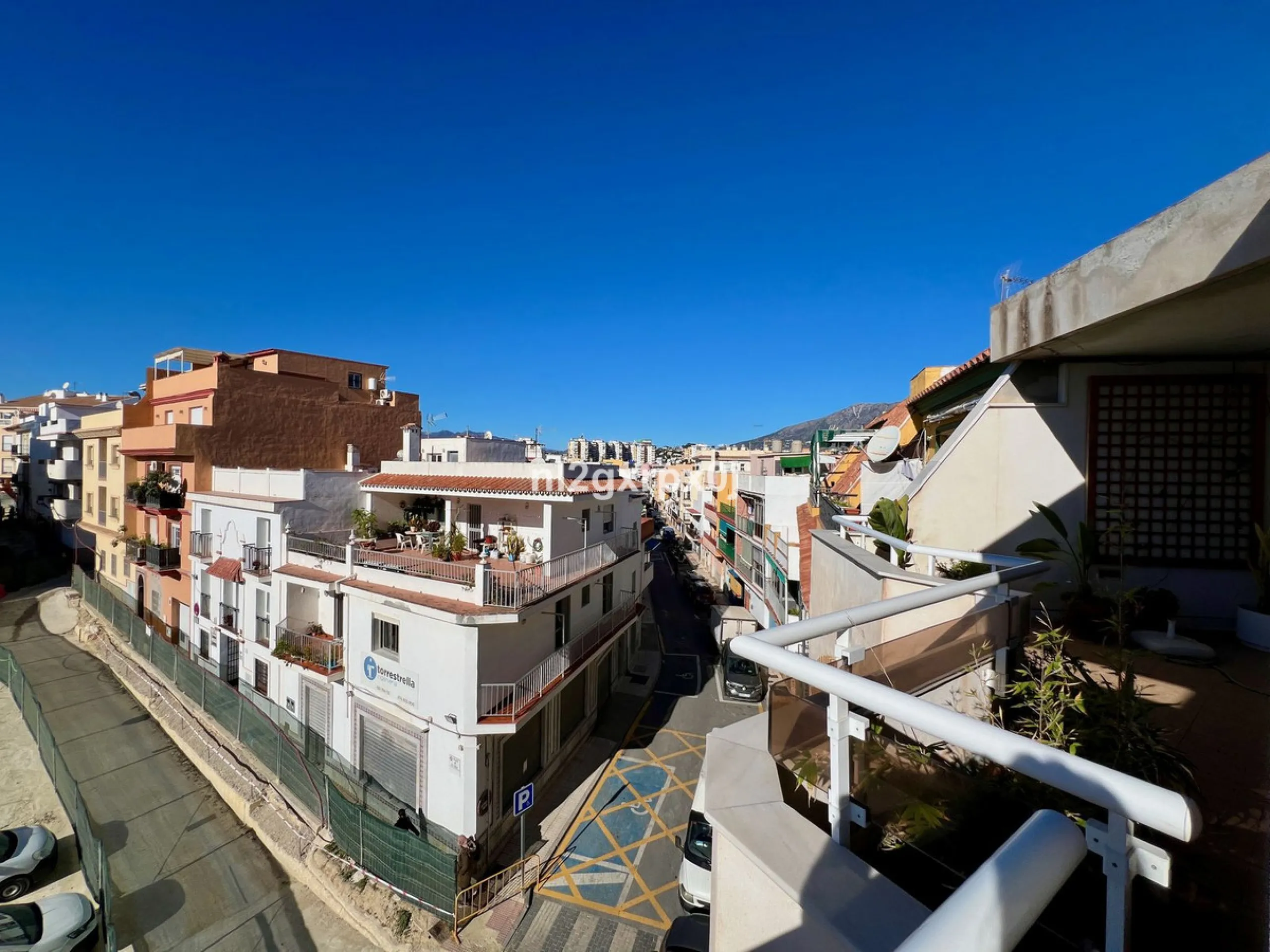 Building composed of ground floor, first, second and third floors above and roof, distributed as follows: