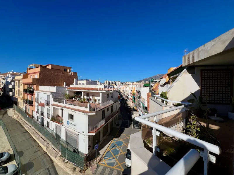 Building composed of ground floor, first, second and third floors above and roof, distributed as follows: