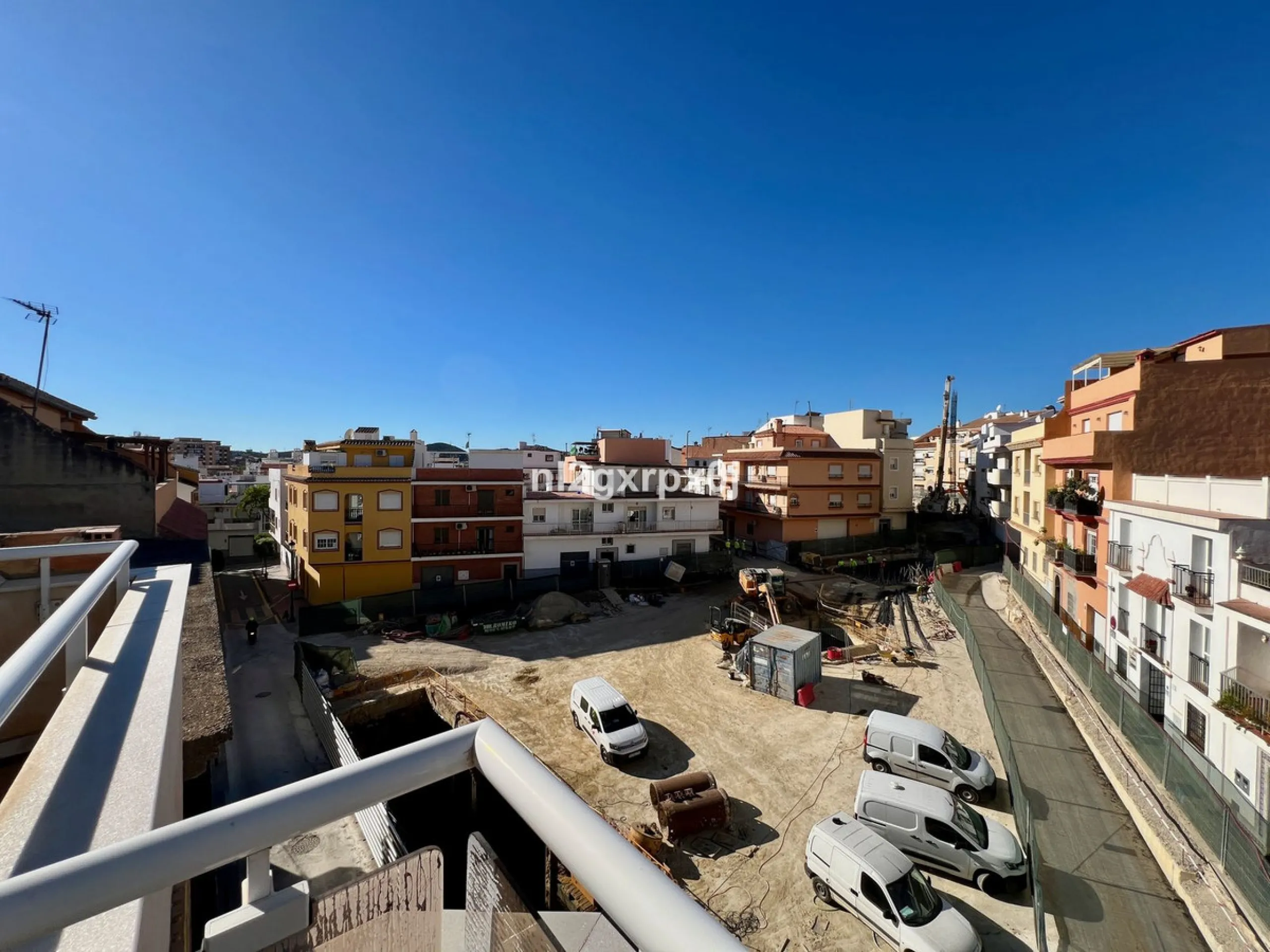 Building composed of ground floor, first, second and third floors above and roof, distributed as follows: