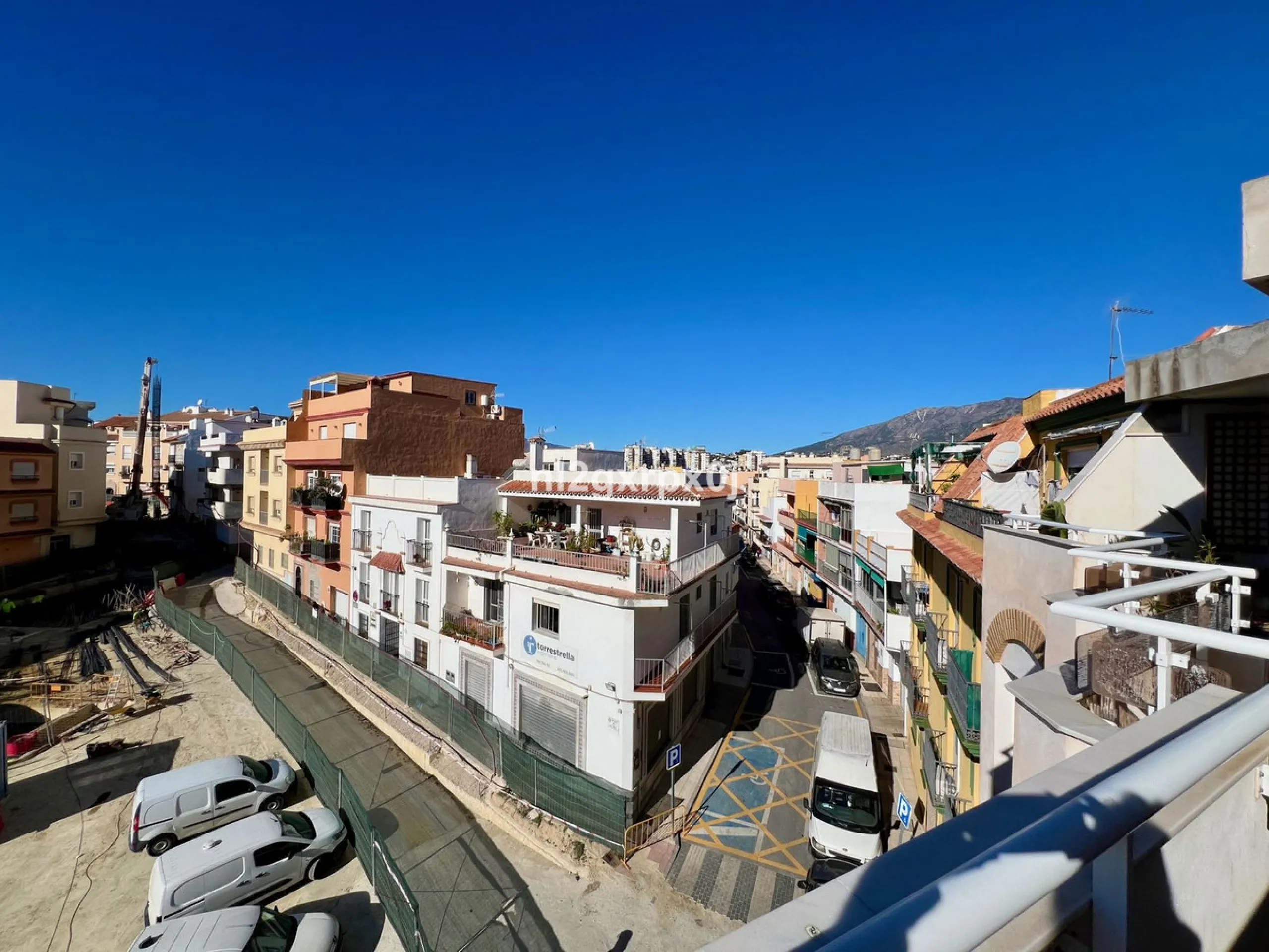 Building composed of ground floor, first, second and third floors above and roof, distributed as follows: