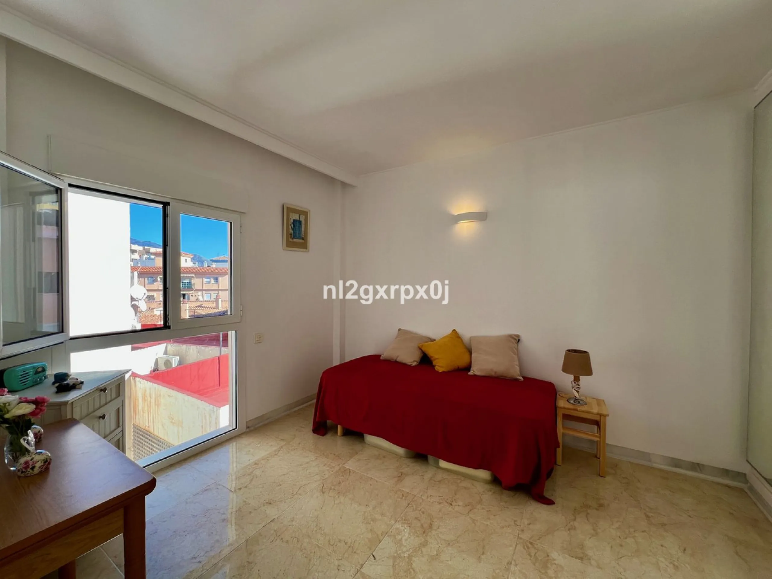 Building composed of ground floor, first, second and third floors above and roof, distributed as follows: