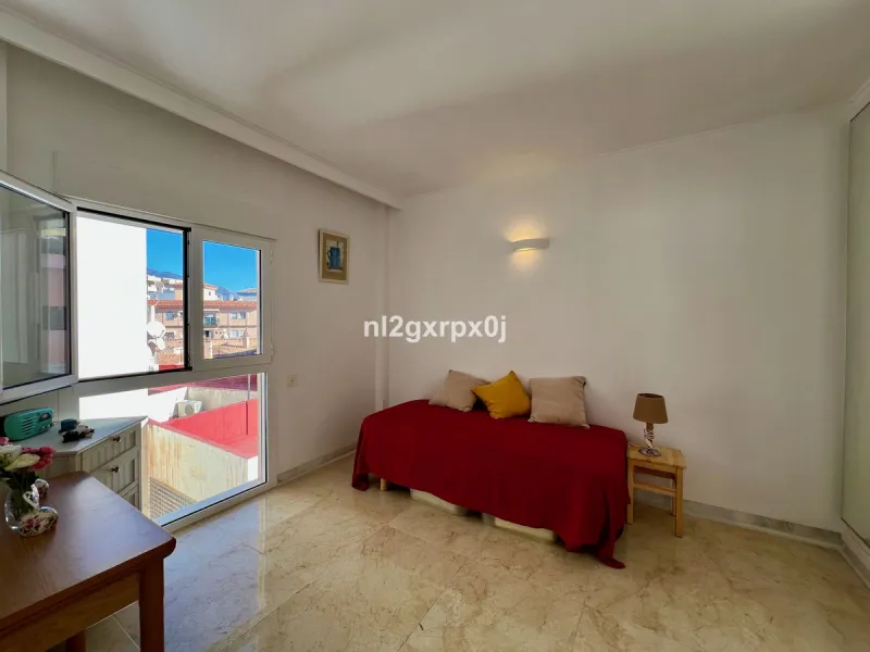 Building composed of ground floor, first, second and third floors above and roof, distributed as follows:
