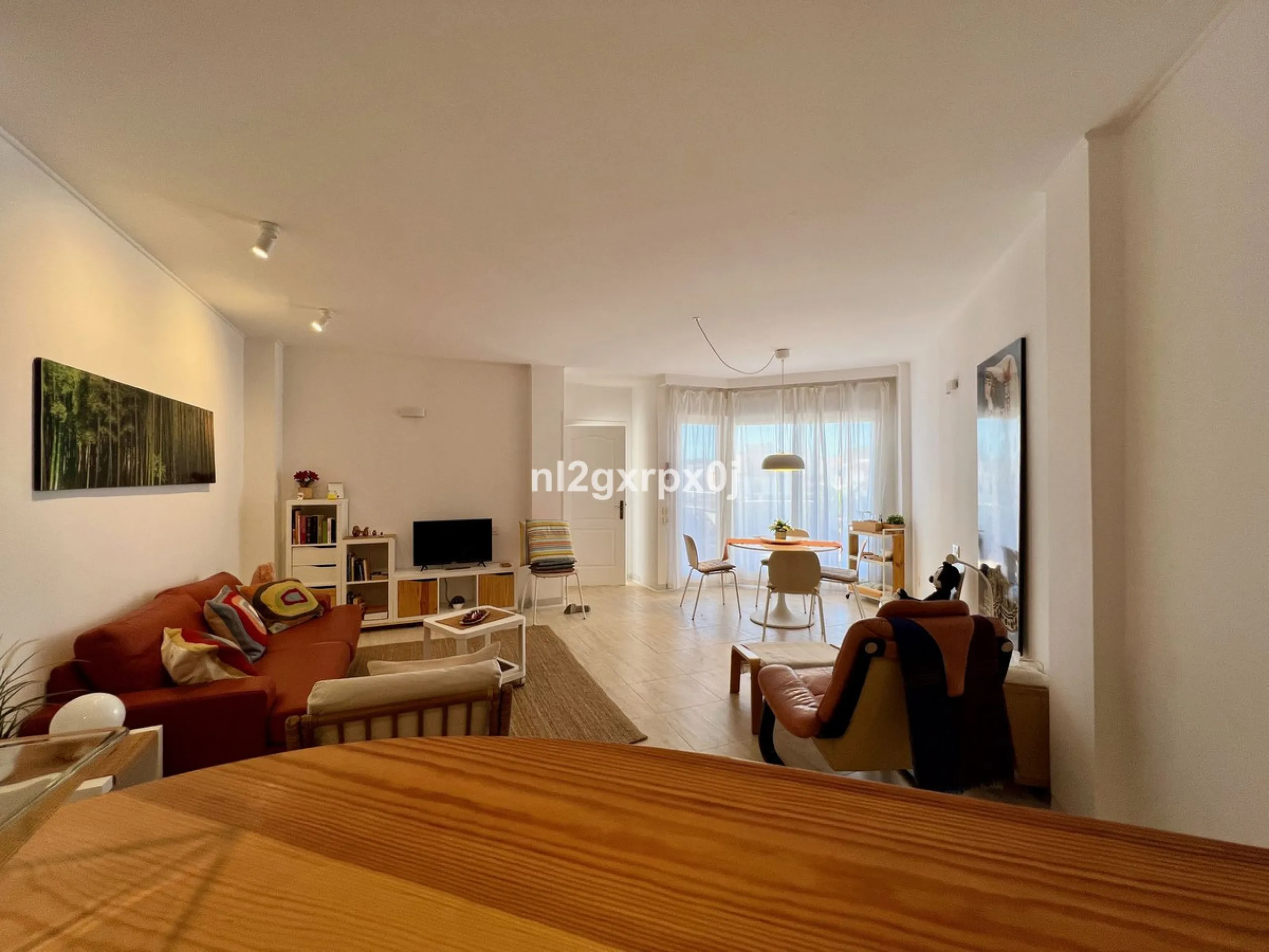 Building composed of ground floor, first, second and third floors above and roof, distributed as follows: