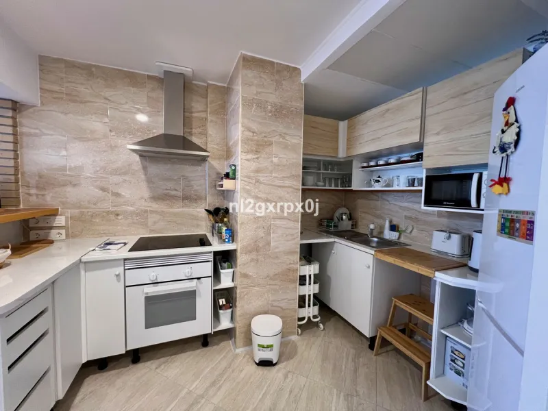 Building composed of ground floor, first, second and third floors above and roof, distributed as follows: