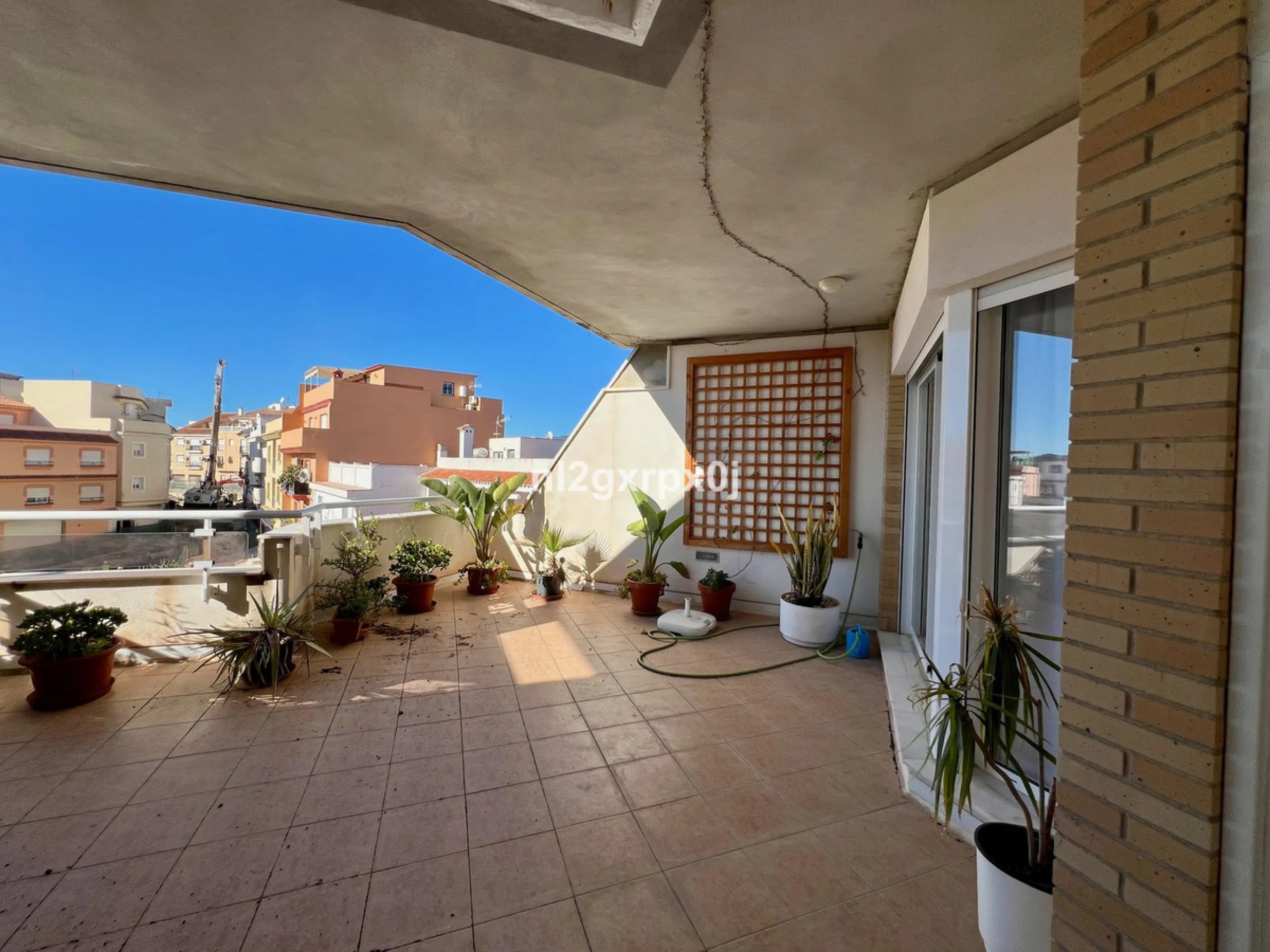 Building composed of ground floor, first, second and third floors above and roof, distributed as follows:
