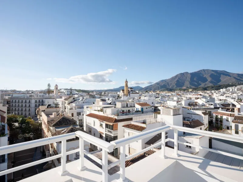 A very special penthouse situated 2nd line to the beach right in the centre of Estepona. The penthouse and terraces occupy the whole of the 6th floor on this building making it one of a kind and very private. The good size living and dining room have acce