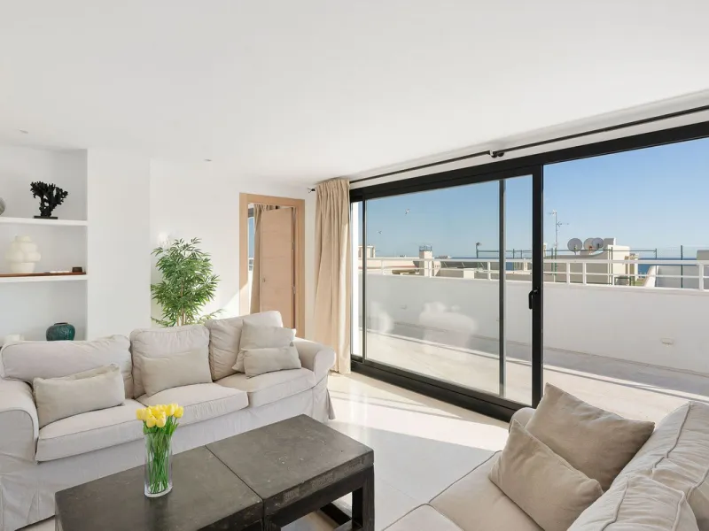 A very special penthouse situated 2nd line to the beach right in the centre of Estepona. The penthouse and terraces occupy the whole of the 6th floor on this building making it one of a kind and very private. The good size living and dining room have acce