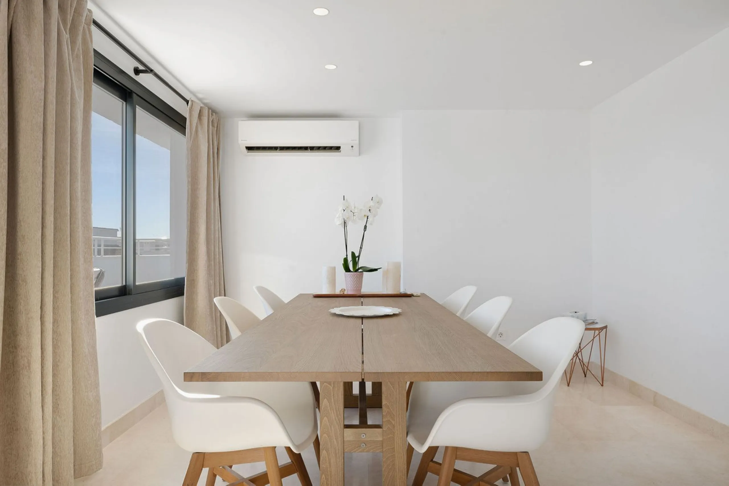 A very special penthouse situated 2nd line to the beach right in the centre of Estepona. The penthouse and terraces occupy the whole of the 6th floor on this building making it one of a kind and very private. The good size living and dining room have acce