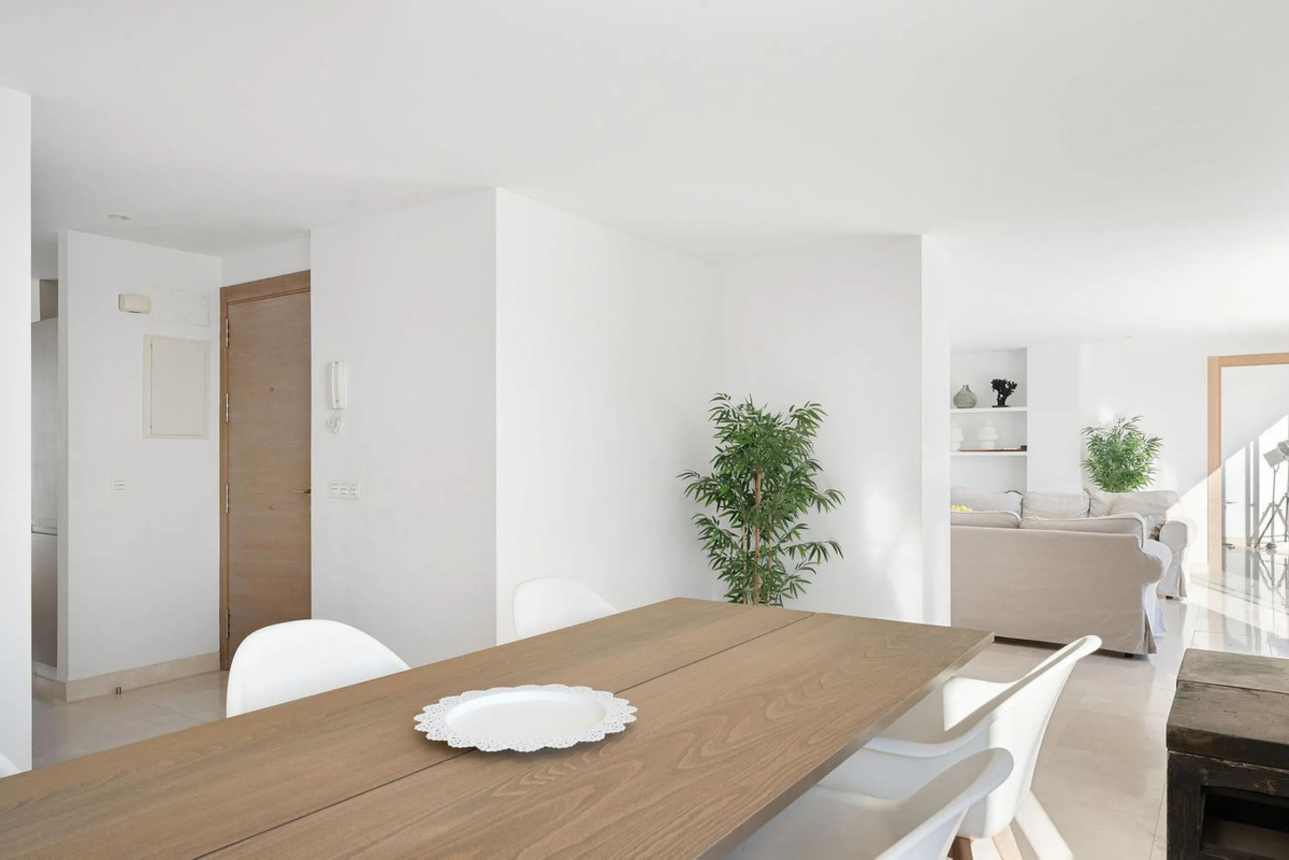 A very special penthouse situated 2nd line to the beach right in the centre of Estepona. The penthouse and terraces occupy the whole of the 6th floor on this building making it one of a kind and very private. The good size living and dining room have acce
