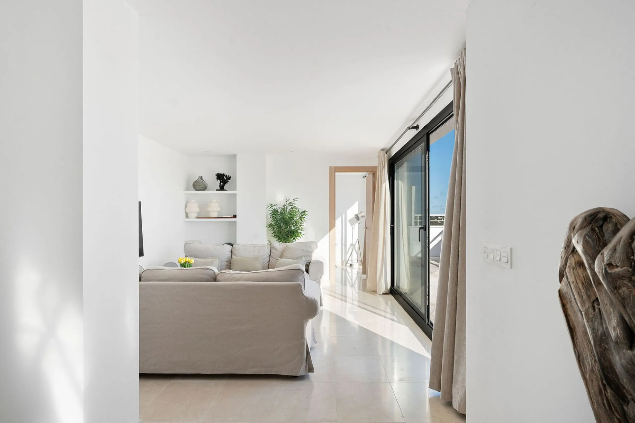 A very special penthouse situated 2nd line to the beach right in the centre of Estepona. The penthouse and terraces occupy the whole of the 6th floor on this building making it one of a kind and very private. The good size living and dining room have acce