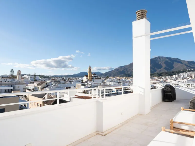 A very special penthouse situated 2nd line to the beach right in the centre of Estepona. The penthouse and terraces occupy the whole of the 6th floor on this building making it one of a kind and very private. The good size living and dining room have acce