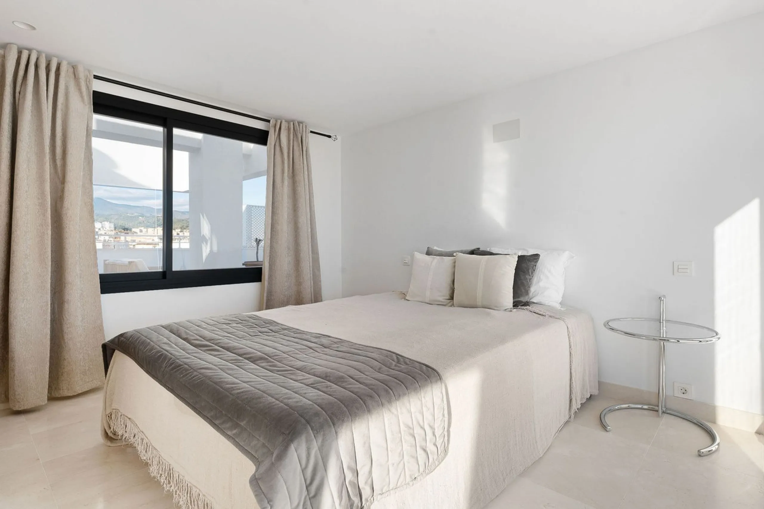 A very special penthouse situated 2nd line to the beach right in the centre of Estepona. The penthouse and terraces occupy the whole of the 6th floor on this building making it one of a kind and very private. The good size living and dining room have acce