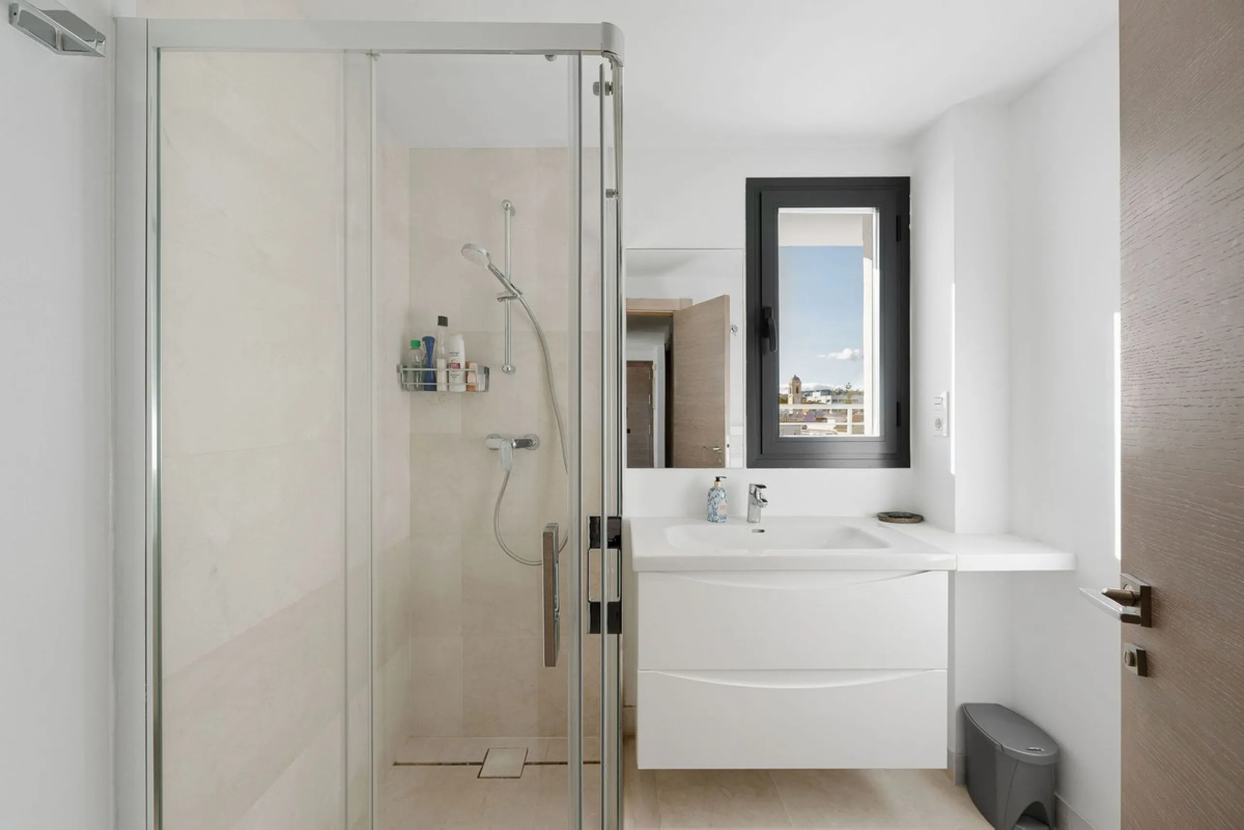 A very special penthouse situated 2nd line to the beach right in the centre of Estepona. The penthouse and terraces occupy the whole of the 6th floor on this building making it one of a kind and very private. The good size living and dining room have acce