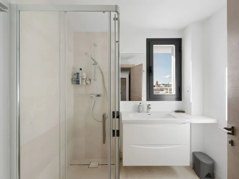 A very special penthouse situated 2nd line to the beach right in the centre of Estepona. The penthouse and terraces occupy the whole of the 6th floor on this building making it one of a kind and very private. The good size living and dining room have acce