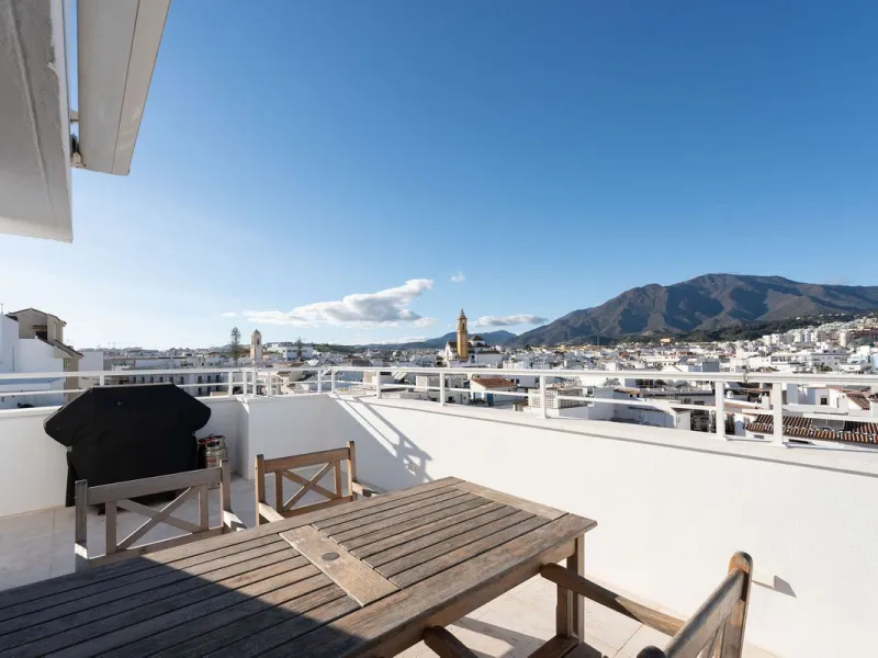 A very special penthouse situated 2nd line to the beach right in the centre of Estepona. The penthouse and terraces occupy the whole of the 6th floor on this building making it one of a kind and very private. The good size living and dining room have acce