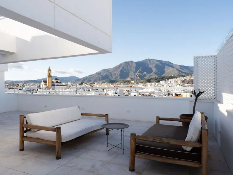 A very special penthouse situated 2nd line to the beach right in the centre of Estepona. The penthouse and terraces occupy the whole of the 6th floor on this building making it one of a kind and very private. The good size living and dining room have acce