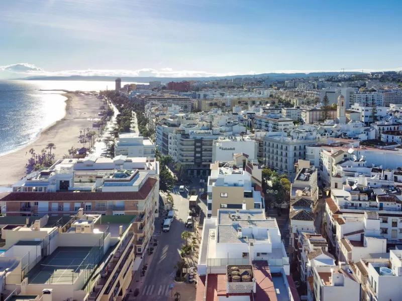 A very special penthouse situated 2nd line to the beach right in the centre of Estepona. The penthouse and terraces occupy the whole of the 6th floor on this building making it one of a kind and very private. The good size living and dining room have acce