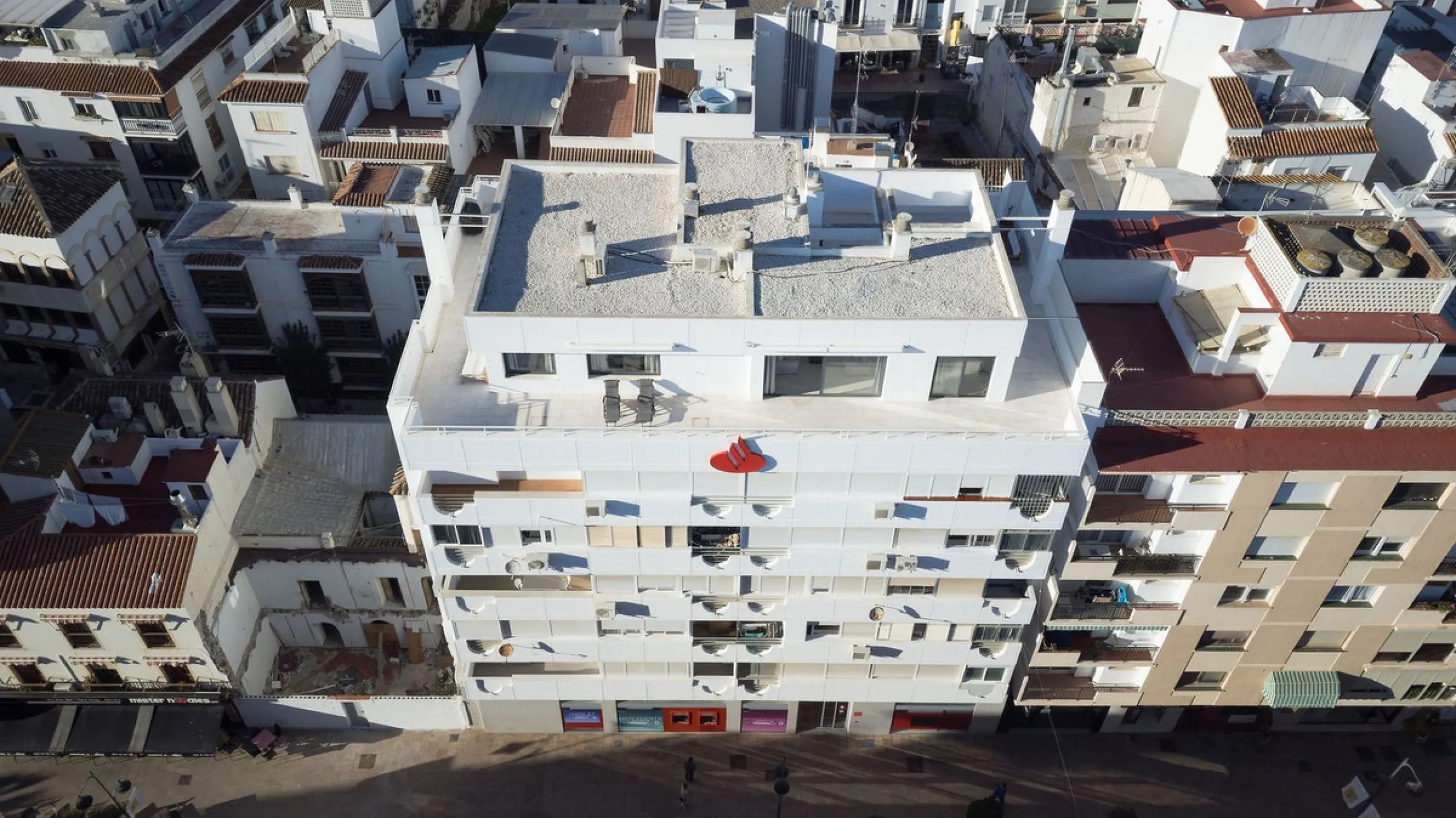 A very special penthouse situated 2nd line to the beach right in the centre of Estepona. The penthouse and terraces occupy the whole of the 6th floor on this building making it one of a kind and very private. The good size living and dining room have acce