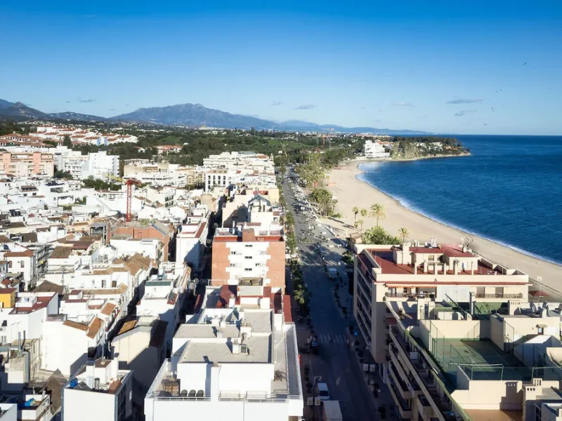 A very special penthouse situated 2nd line to the beach right in the centre of Estepona. The penthouse and terraces occupy the whole of the 6th floor on this building making it one of a kind and very private. The good size living and dining room have acce
