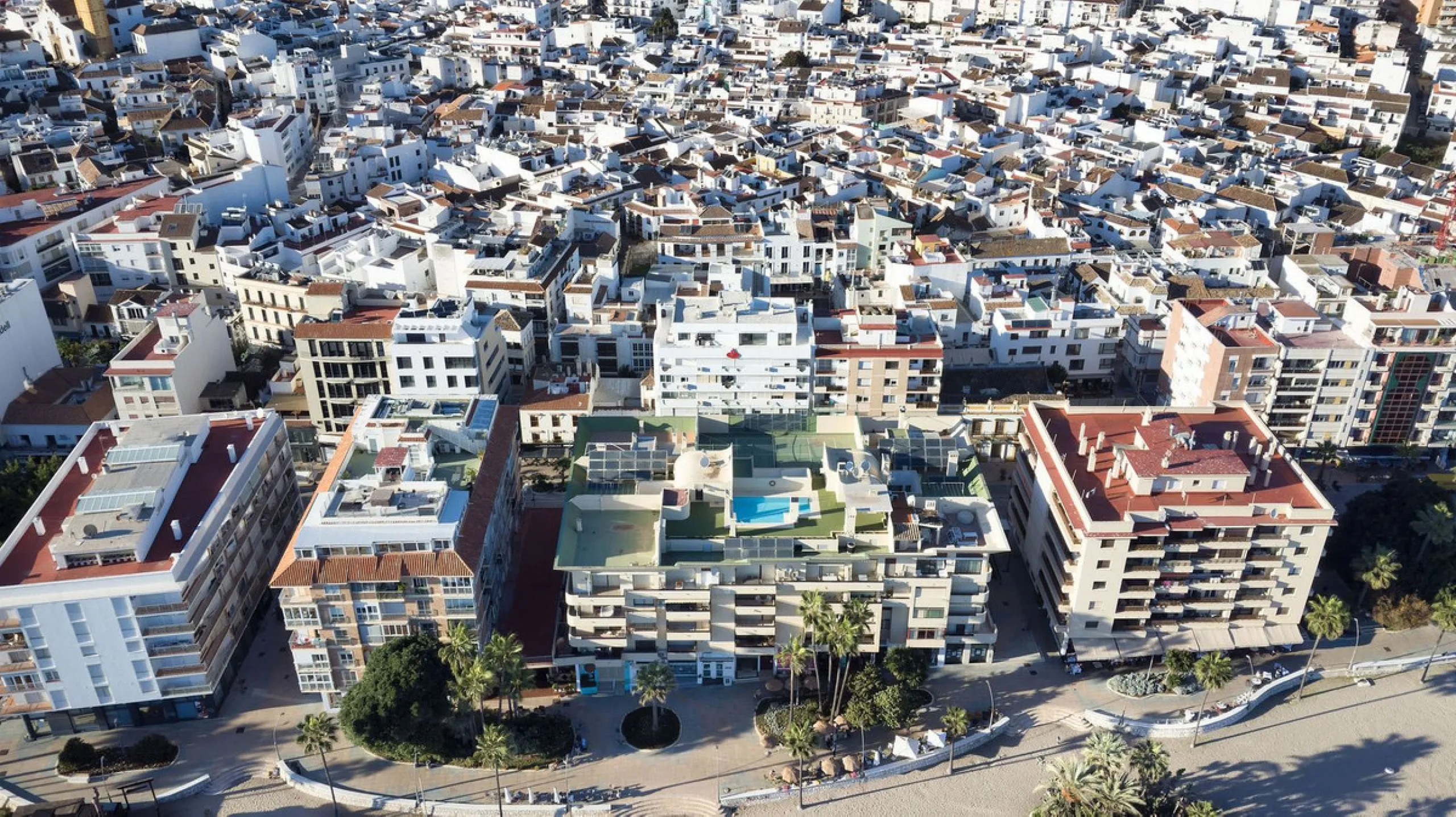 A very special penthouse situated 2nd line to the beach right in the centre of Estepona. The penthouse and terraces occupy the whole of the 6th floor on this building making it one of a kind and very private. The good size living and dining room have acce