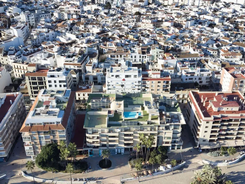 A very special penthouse situated 2nd line to the beach right in the centre of Estepona. The penthouse and terraces occupy the whole of the 6th floor on this building making it one of a kind and very private. The good size living and dining room have acce