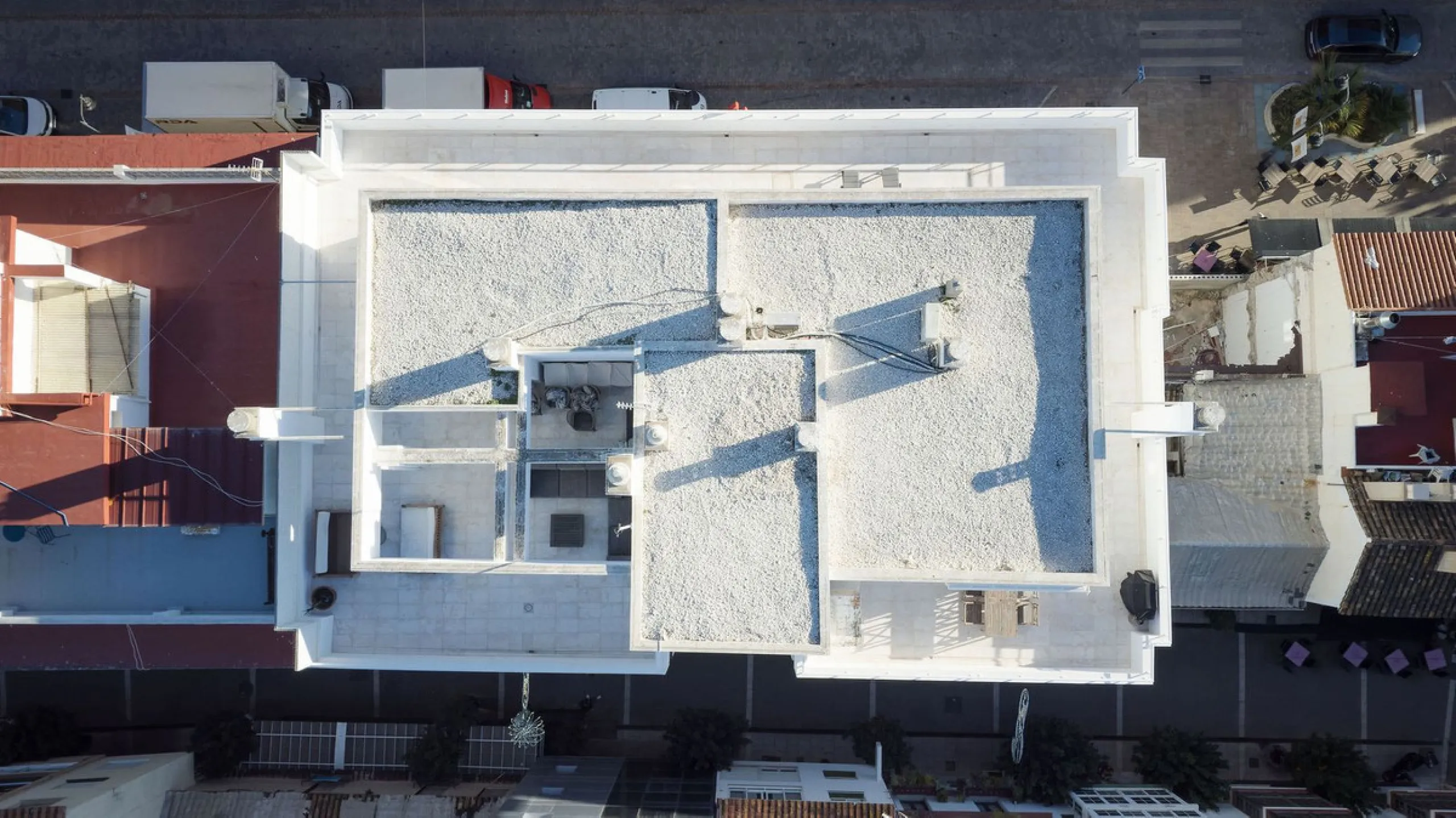 A very special penthouse situated 2nd line to the beach right in the centre of Estepona. The penthouse and terraces occupy the whole of the 6th floor on this building making it one of a kind and very private. The good size living and dining room have acce
