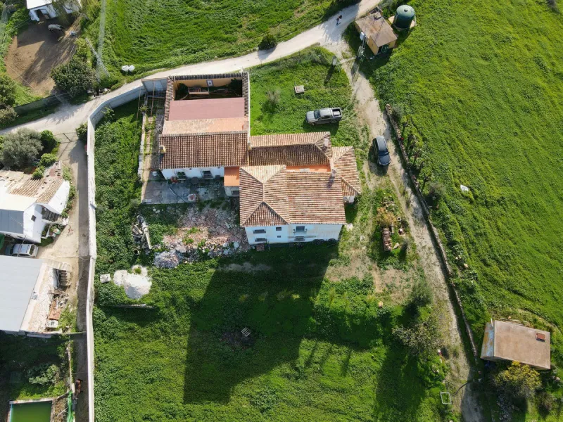 Discover your country retreat: a 360 m² house on an impressive 40.000 m² plot, ideal for horse and nature lovers. This property offers you a blank canvas, as the main house is unfinished, allowing you to design it to your liking and turn it into the home 