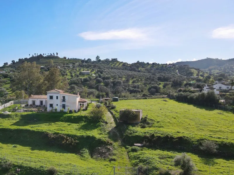 House - Finca - Cortijo в продаже в Coín, Málaga. В доме 5 спален и 5 ванных комнат. Площадь дома 360 м². Площадь участка 40000 м²