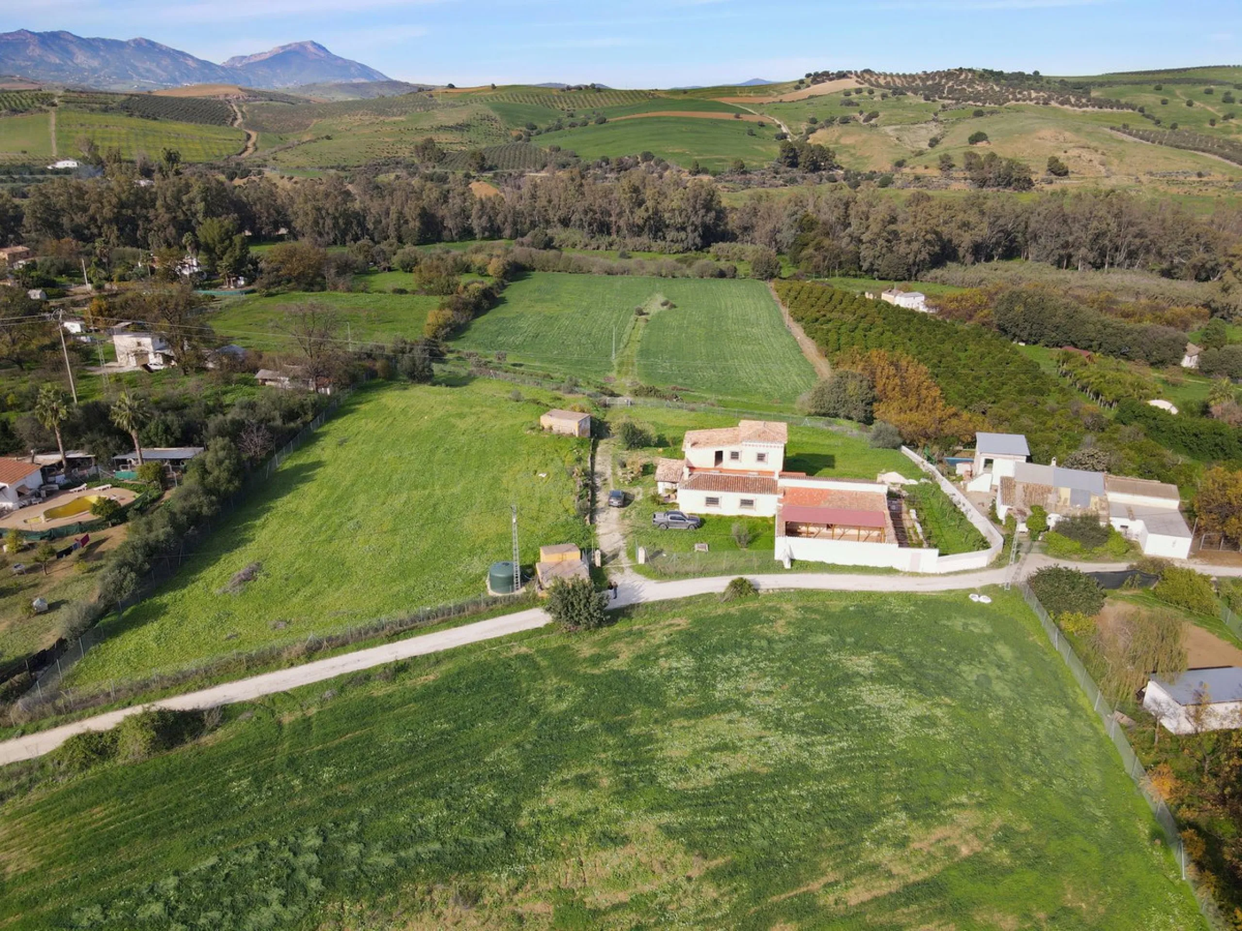 House - Finca - Cortijo в продаже в Coín, Málaga. В доме 5 спален и 5 ванных комнат. Площадь дома 360 м². Площадь участка 40000 м²