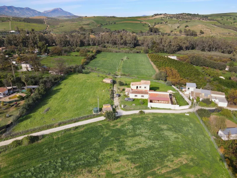 House - Finca - Cortijo в продаже в Coín, Málaga. В доме 5 спален и 5 ванных комнат. Площадь дома 360 м². Площадь участка 40000 м²
