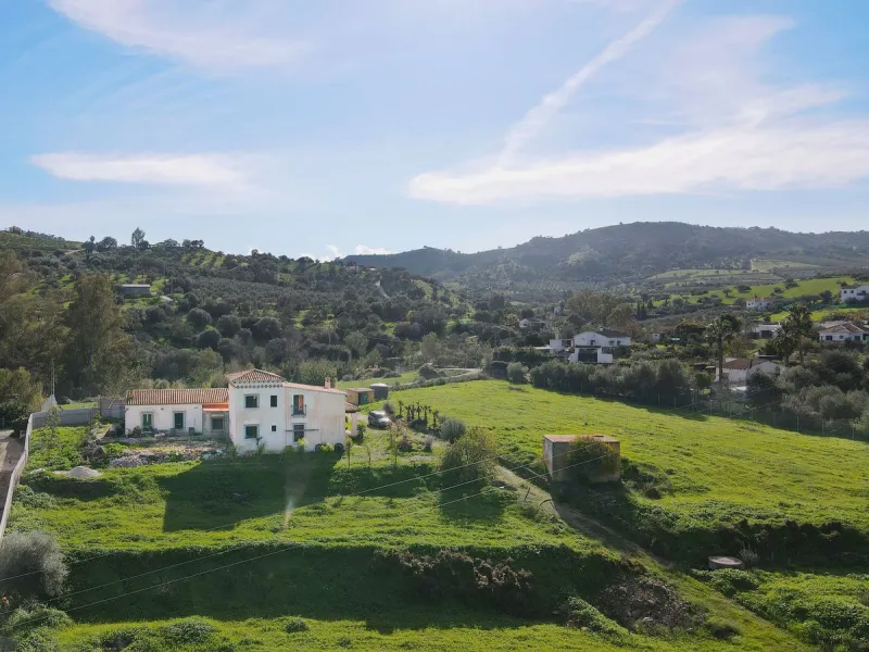 House - Finca - Cortijo в продаже в Coín, Málaga. В доме 5 спален и 5 ванных комнат. Площадь дома 360 м². Площадь участка 40000 м²