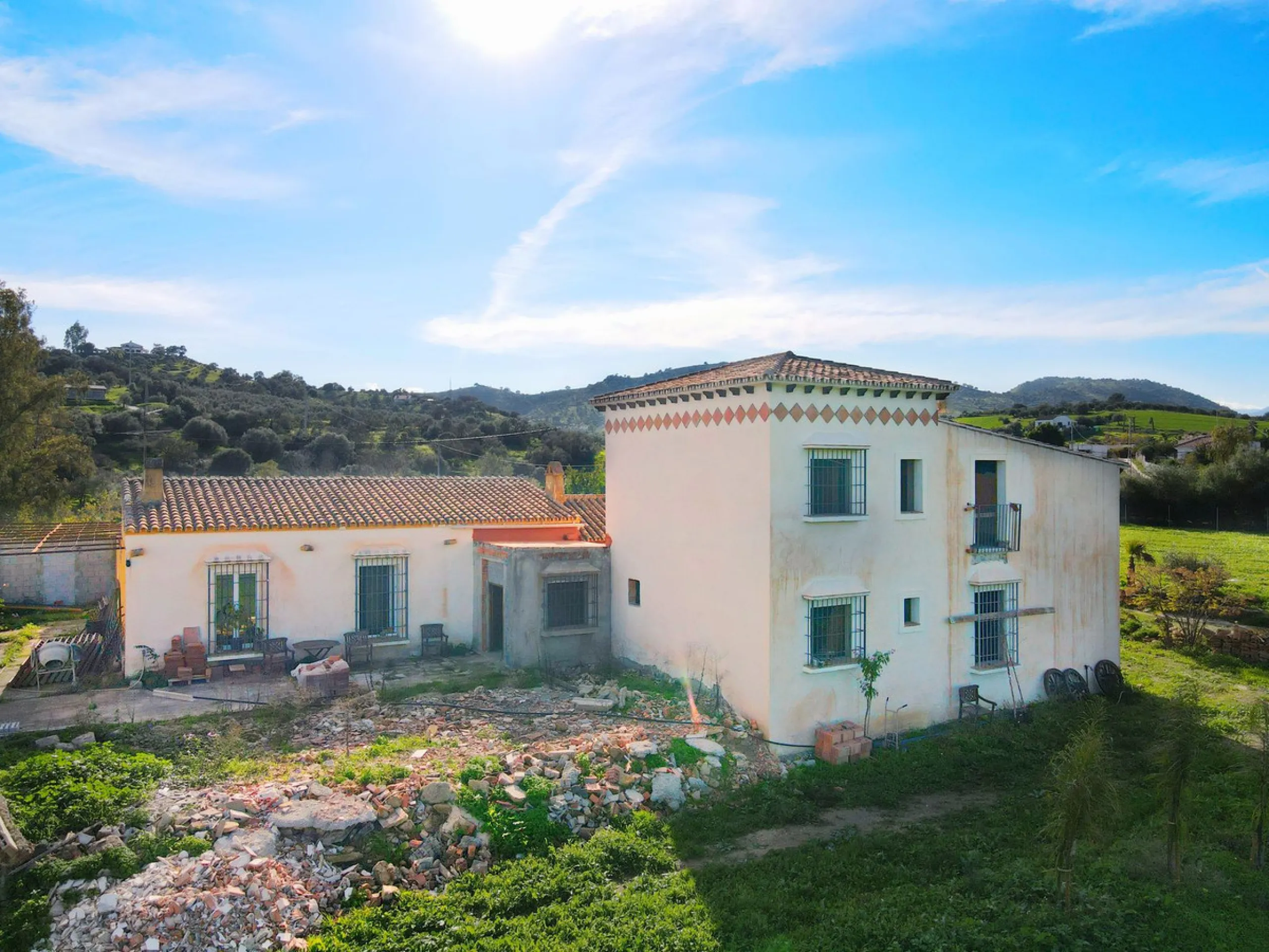 House - Finca - Cortijo в продаже в Coín, Málaga. В доме 5 спален и 5 ванных комнат. Площадь дома 360 м². Площадь участка 40000 м²