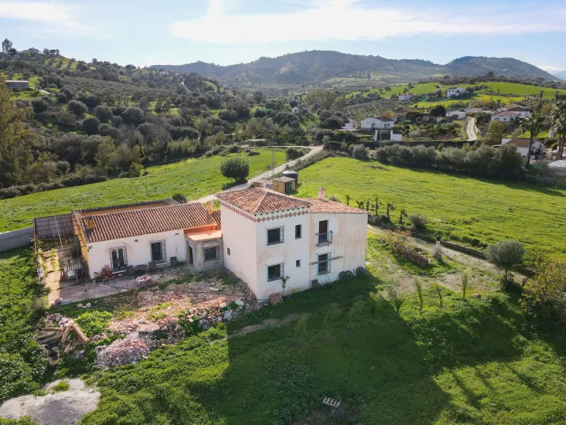 House - Finca - Cortijo в продаже в Coín, Málaga. В доме 5 спален и 5 ванных комнат. Площадь дома 360 м². Площадь участка 40000 м²