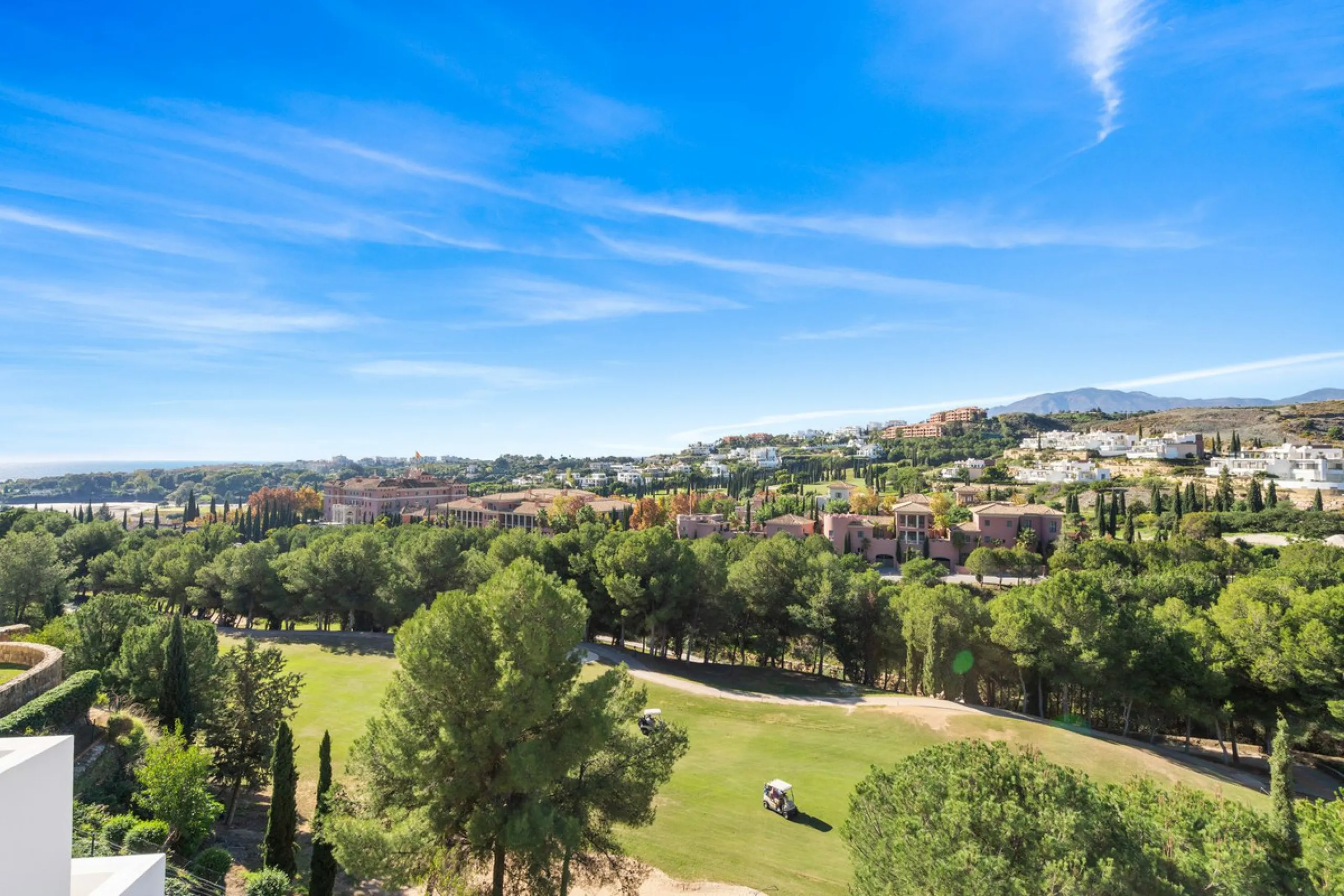Experience luxury living in this stunning penthouse located in the exclusive complex of Los Flamingos Golf, Tee 5.