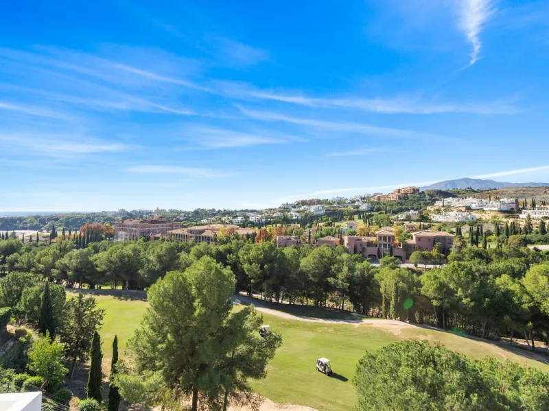 Experience luxury living in this stunning penthouse located in the exclusive complex of Los Flamingos Golf, Tee 5.